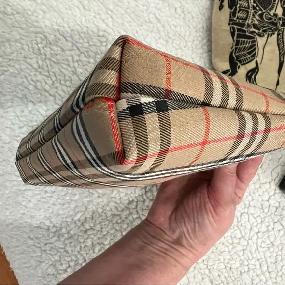 Burberry pouch like new - Picture 5 of 11